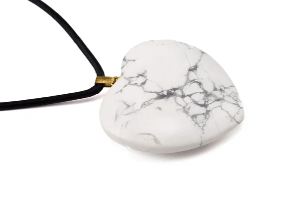 Coeur howlite blanc avec ficelle en cuir — Photo