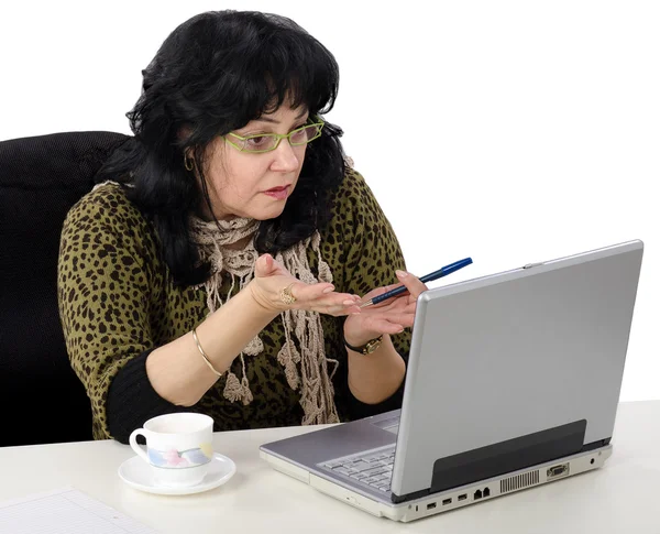 Teacher uses her laptop online — Stock Photo, Image