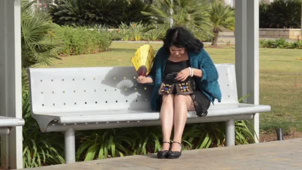 Madura mujer nerviosa olas ventilador — Vídeos de Stock