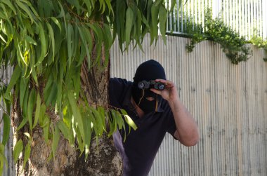 footpad sana dürbün ile bakar.