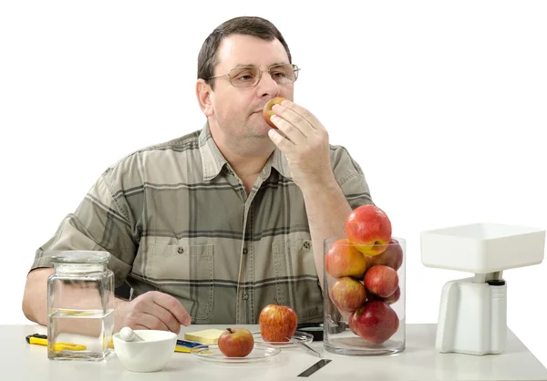 Perito em fitocontrolo a cheirar maçãs — Fotografia de Stock