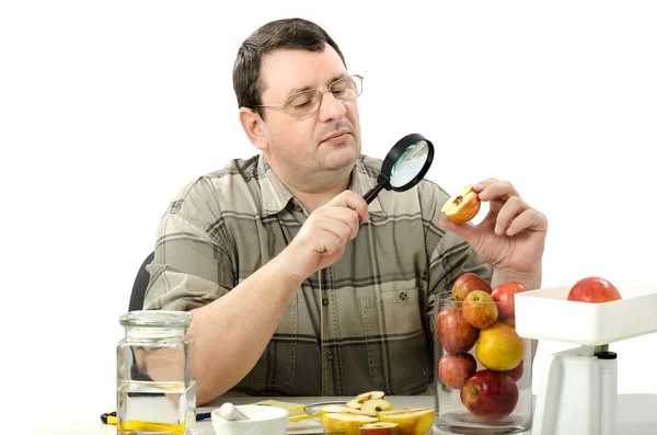 Ingeniero Phytocontrol mira fijamente a la manzana podrida — Foto de Stock