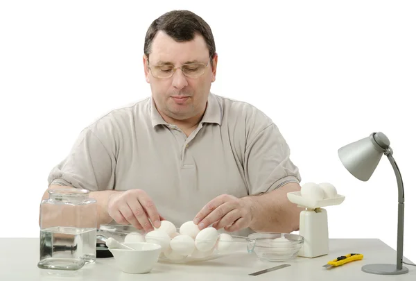 Phytocontrol engineer selecting eggs — Stock Photo, Image