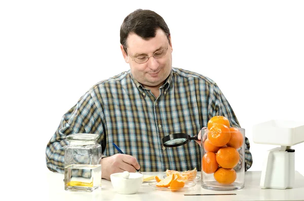 Специалист по фитоконтролю проверяет внешний вид мандарина — стоковое фото