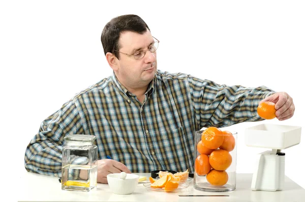 Técnico de controlo médico pesando mandarina — Fotografia de Stock