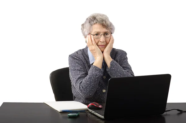 Business woman watching bad news on the internet — Stock Photo, Image