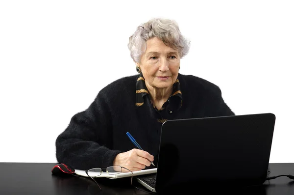 Mulher velha é estudante de eLearning — Fotografia de Stock