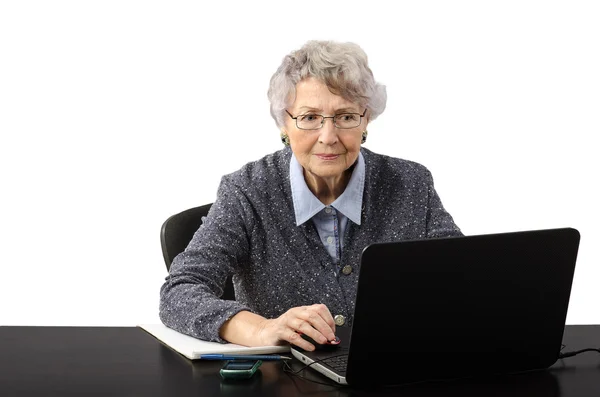 Geschäftsfrau beobachtet verdächtige Nachrichten im Internet — Stockfoto