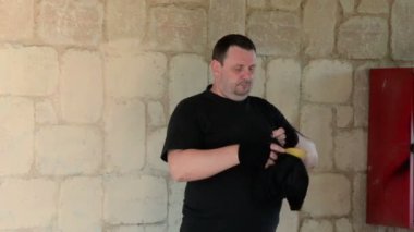 canavar maskesi kafasına takan thug