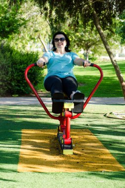 kadın açık bir kürek istasyonu execising