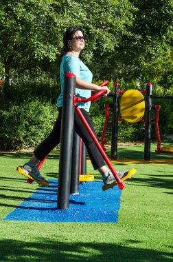 kadın bir AIR walker makine açık eğitim