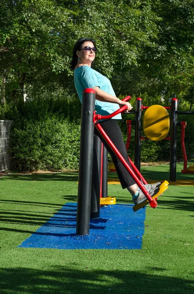 Woman swinging on a air walker station outdoor — Stock Photo, Image