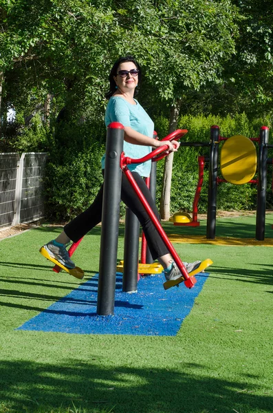 Woman working out on a air walker station outdoor — Stock Photo, Image