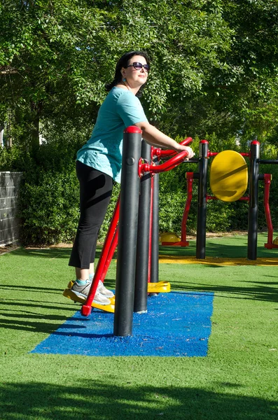 Femme mûre faisant de l'exercice sur une station de fitness marcheur aérien — Photo