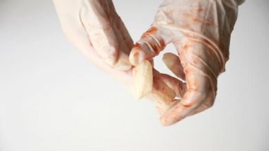 ağır kirli çift beyaz lastik eldiven alarak