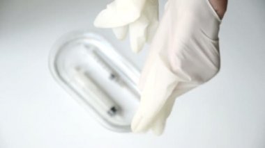 beyaz cerrahi eldiven steril koyarak