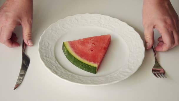 Levágta egy kis piros görögdinnye termények kóstolásra — Stock videók
