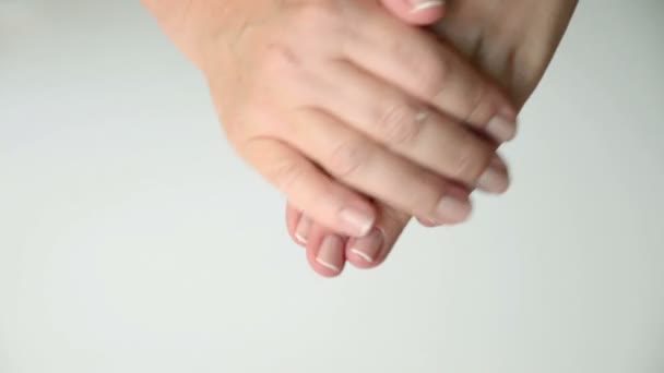 Размазывая женские руки кремом — стоковое видео