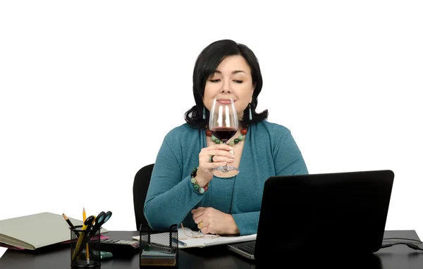 Godendo di un bicchiere di vino durante la navigazione siti web preferiti — Foto Stock