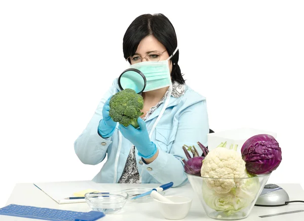 Especialista cuidadosamente inspecionar um brócolis em laboratório — Fotografia de Stock