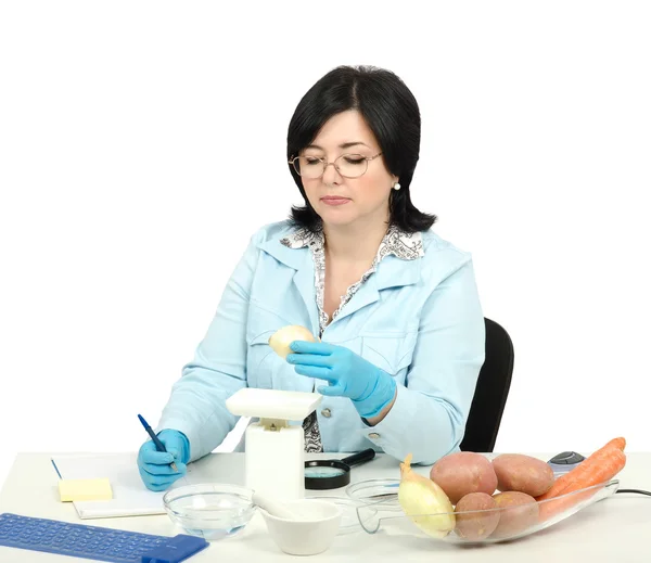 Expert weighing a onion in laboratory — Stock Photo, Image