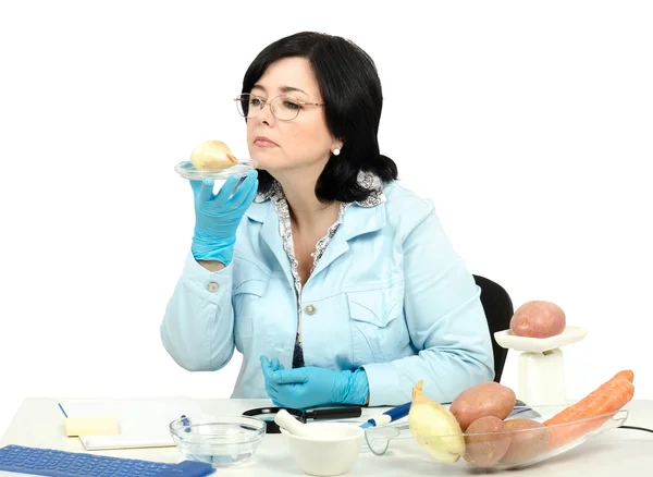 Expert smelling onion in laboratory — Stock Photo, Image