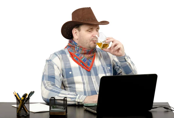 上网看新闻在线、 喝威士忌的牛仔 — 图库照片