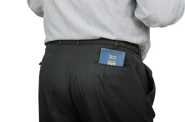 У человека в черных брюках израильский паспорт в заднем кармане — стоковое фото