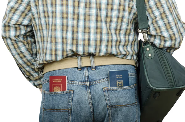 Cestující drží izraelské a ruské pasy v zadní kapsy — Stock fotografie
