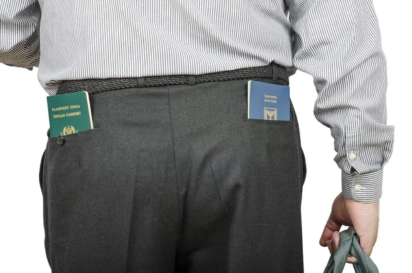 У бизнесмена в задних карманах израильские и тонга-паспорта. — стоковое фото