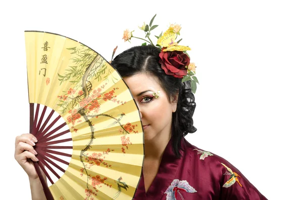 Kimono kvinna gömmer ansiktet bakom en fan — Stockfoto