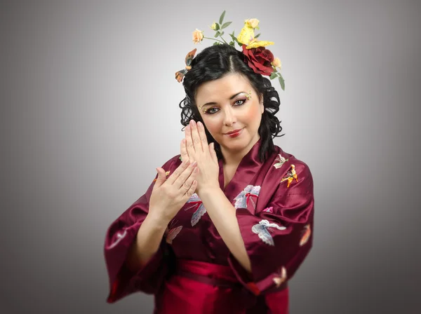 Fiori capelli kimono donna mostrando gesti tradizionali — Foto Stock