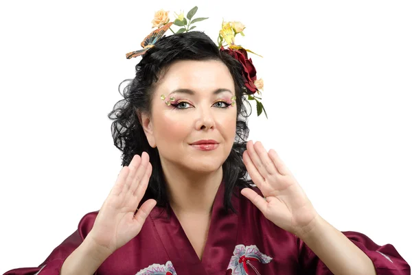 Портрет кудрявой женщины в кимоно с цветами в волосах — стоковое фото