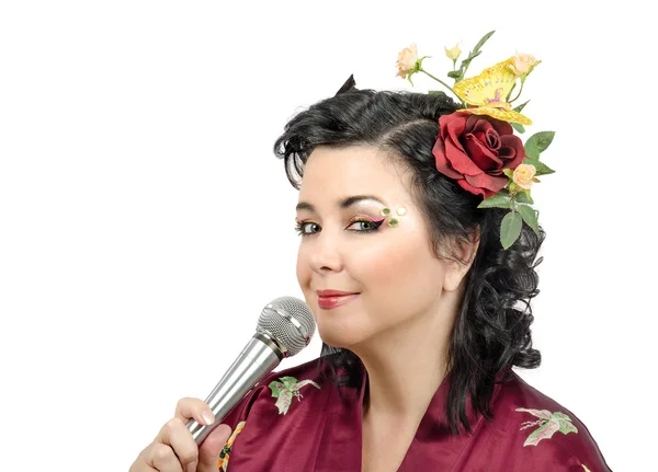 Blommor haired kimono kvinna sjunga karaoke — Stockfoto