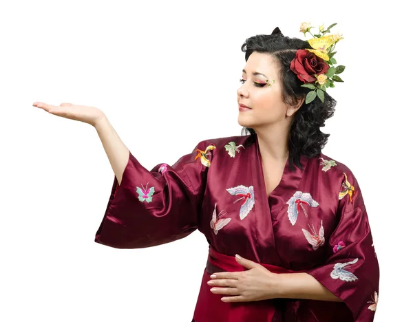 Kimono mujer extendiendo su brazo derecho con espacio anuncios — Foto de Stock