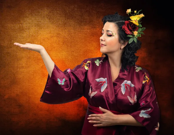 Kimono mujer caucásica extendiendo su brazo derecho — Foto de Stock