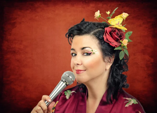 Kimono white woman singing karaoke — Stock Photo, Image