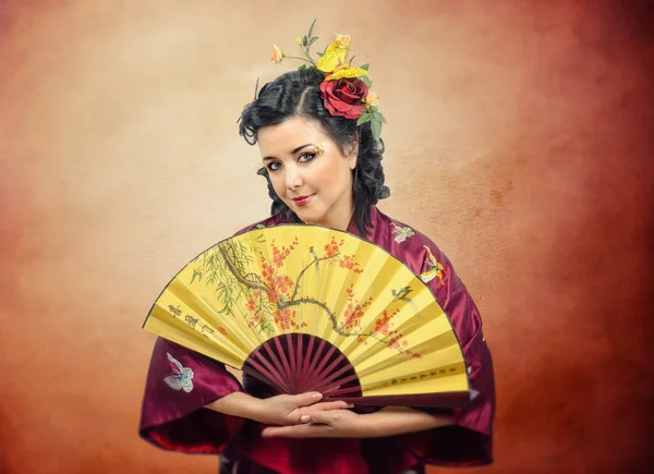 Portrét starší ženy kimono bílé s ventilátorem — Stock fotografie