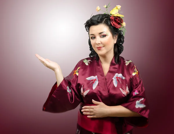 Portrét ženy kimono zvedla pravou ruku — Stock fotografie