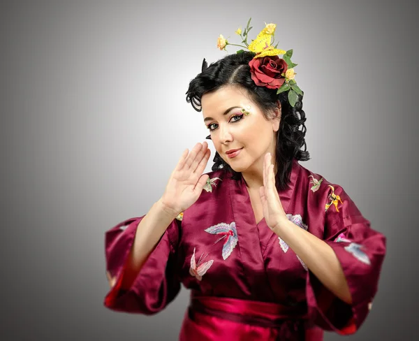 Mujer kimono emocional con flores en el pelo — Foto de Stock