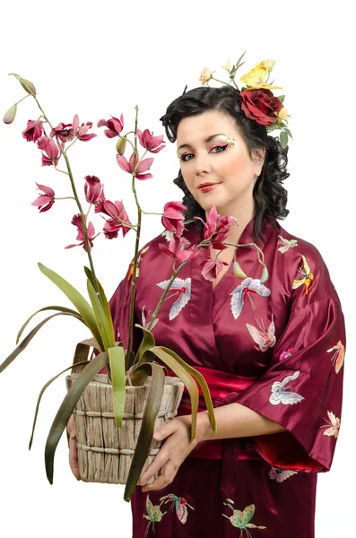 Kimono mujer sosteniendo pote de mimbre de orquídea —  Fotos de Stock