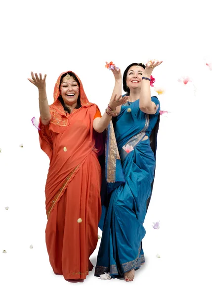 Mulheres em sari sob chuva de flores — Fotografia de Stock