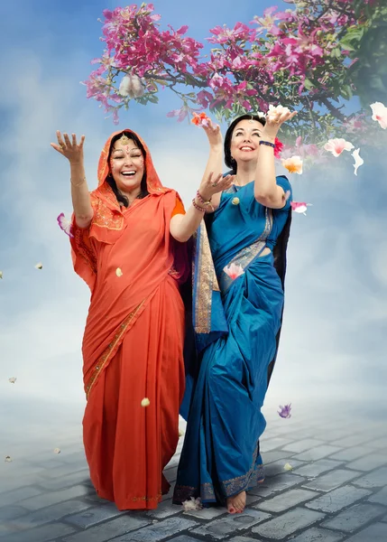 Dançando mulheres em sari sob ramo de árvore kapok — Fotografia de Stock