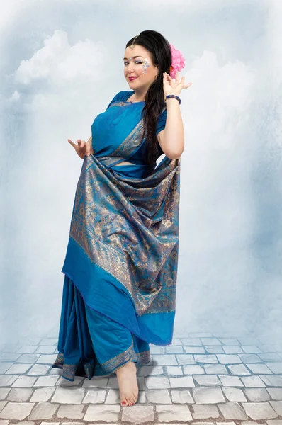 Femme caucasienne posant en sari bleu — Photo