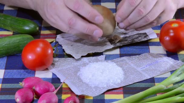 Peeling boiled potato on newspaper — Stock Video