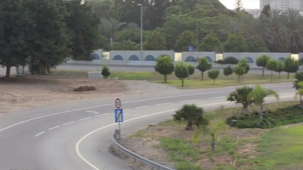 Ônibus azul e um carro saindo da cidade — Vídeo de Stock