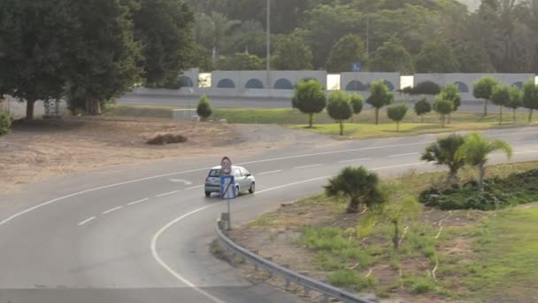 Jeden samochód jadący na pustej drodze — Wideo stockowe