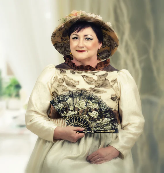 Retro giysiler Olgun kadın oyuncu portresi — Stok fotoğraf