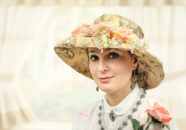 Mulher adulta com chapéu de tapeçaria — Fotografia de Stock