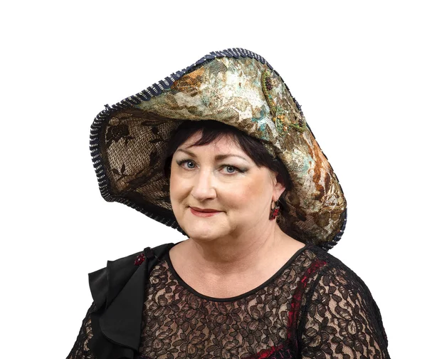 Volwassen vrouw in tapijt hoed camera kijken — Stockfoto